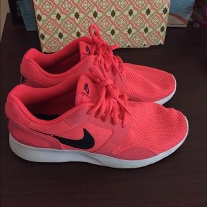 Nike tennis shoes 7.5