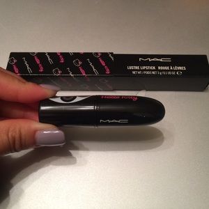 LE MAC Hello Kitty Cute-Ster lustre lipstick