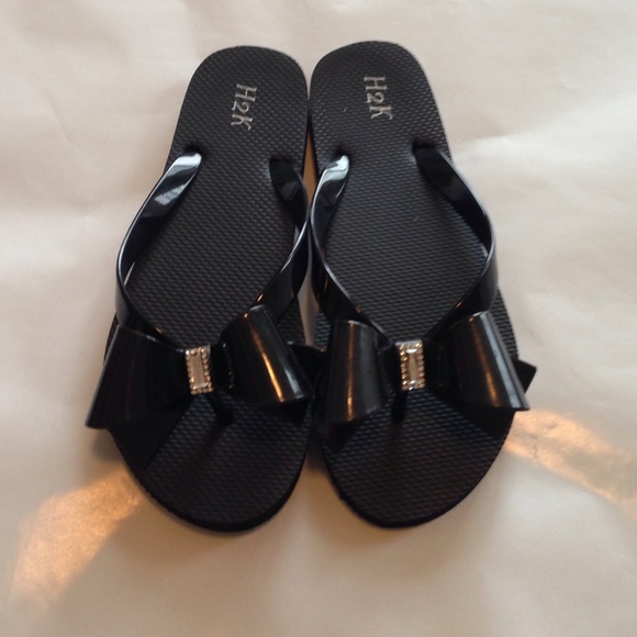 Black bow with rhinestones flip flop size 8 ♠️