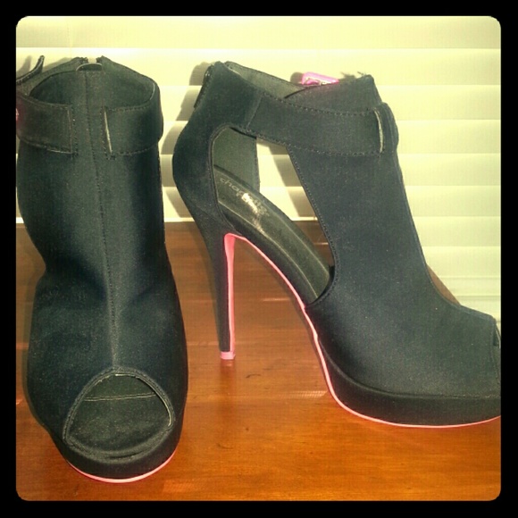 NWOT Black and hot pink heels size 8