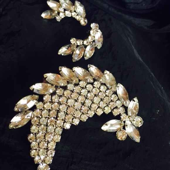1940's Vintage Rhinestone Pin & Earring Set - Picture 2 of 3