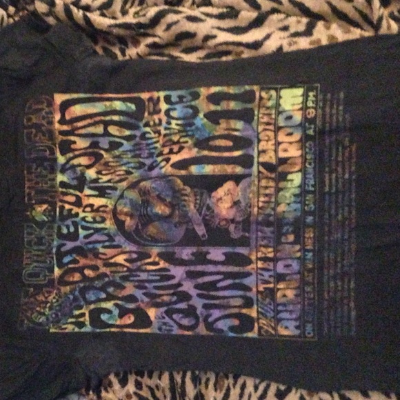 Cute Grateful Dead graphic tee! 👾💕