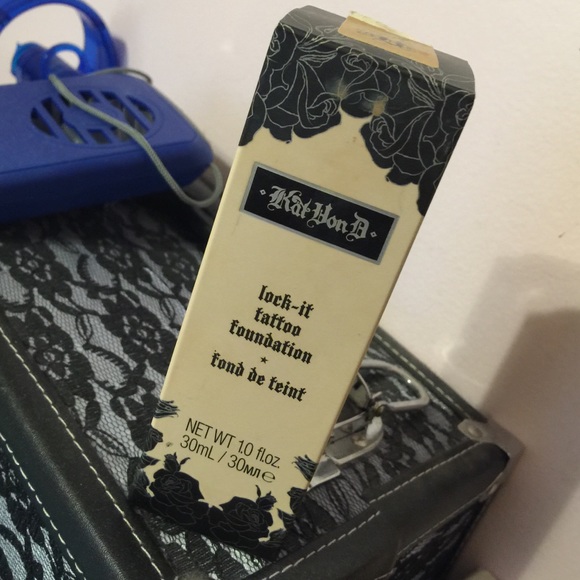 Kat Von D lock-it tattoo foundation