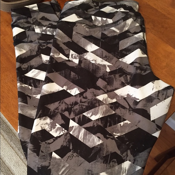 Old Navy Pants - NWOT old navy active crops.