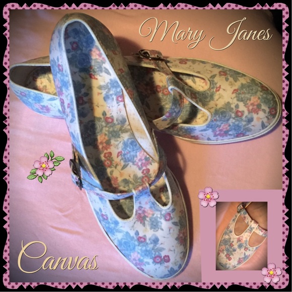 Shoes - NEW LISTING💕LIKE NEW CANVAS MARY JANES