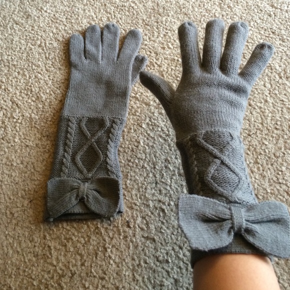 Gray bow gloves