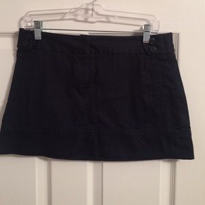 Trina Turk size 6 navy skirt with back pockets