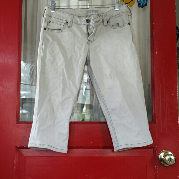Grey/white capris