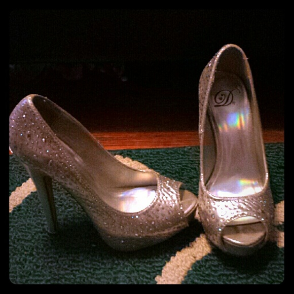 Womens silver Heels