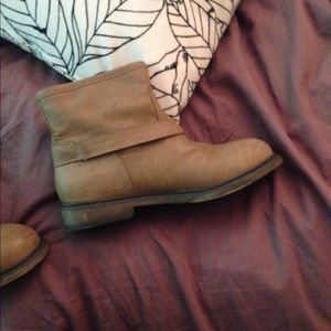 Short brown boots