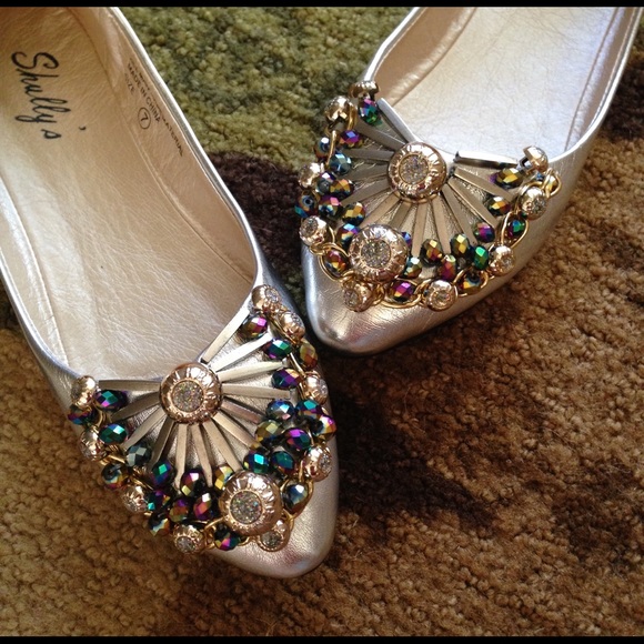Beautiful Metallic Silver Peacock Beaded Flats - Picture 1 of 4