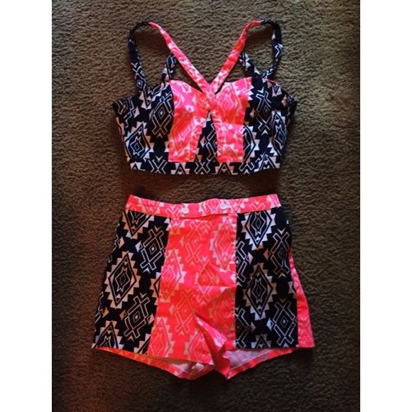 Two peice crop set with shorts 🌞