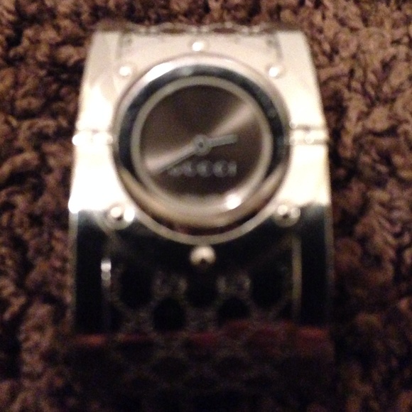 Gucci Twirl Watch gently worn!  Comes w case & Box main image 3