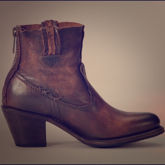 30% off - Brand New Leslie Artisan Frye Boots