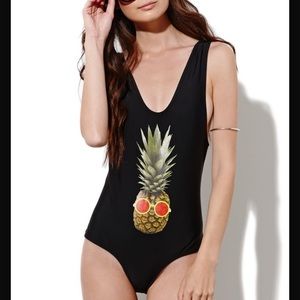 Beach Riot X Seventeen Pineapple Sunglasses