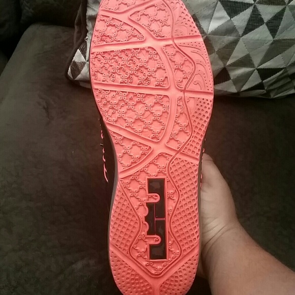 Air Max Lebron x Low - Picture 3 of 4