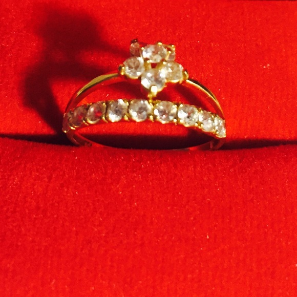 SOLD Solid 18k Yellow Gold Ring - Picture 1 of 4