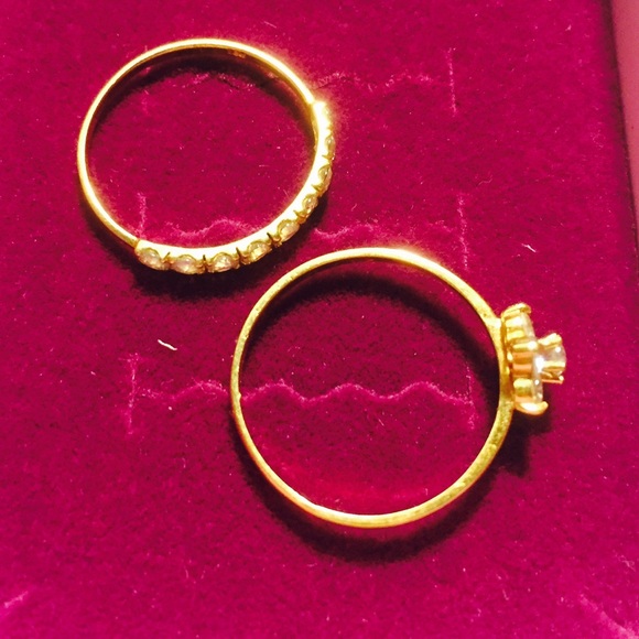 SOLD Solid 18k Yellow Gold Ring - Picture 2 of 4