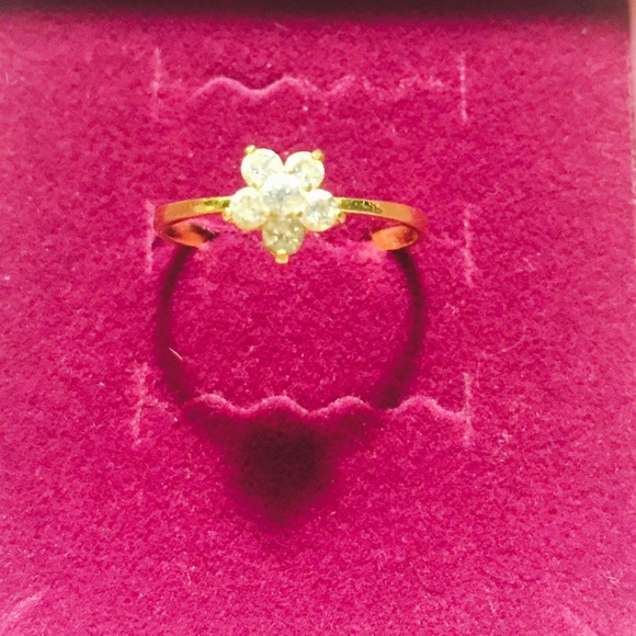 SOLD Solid 18k Yellow Gold Ring - Picture 3 of 4