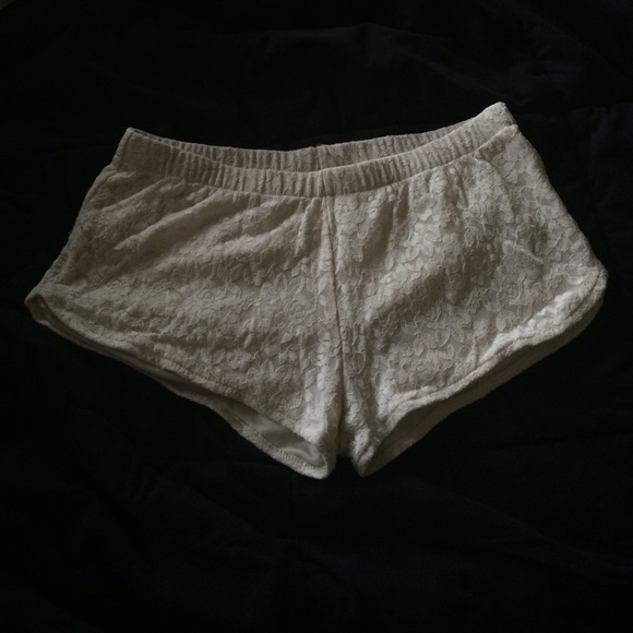 White lace shorts PacSun black poppy medium