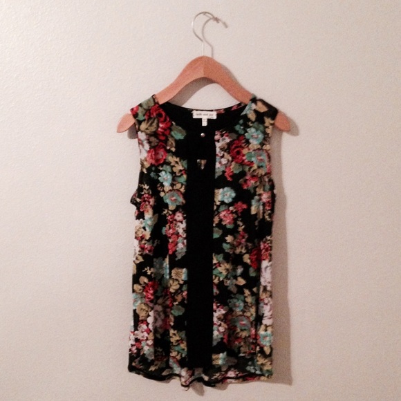 SOLD Super cute floral blouse - Picture 2 of 2