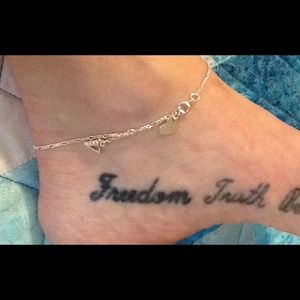 Initial "V" Charm Anklet
