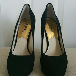Black Michael Kors suede pumps