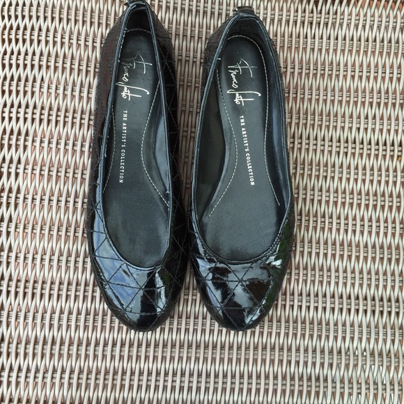 Flat shoes