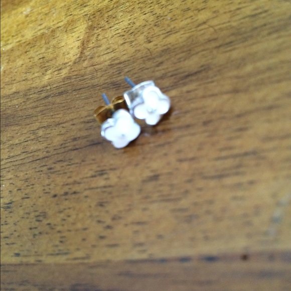 Flower stud earrings