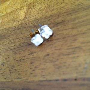 Flower stud earrings