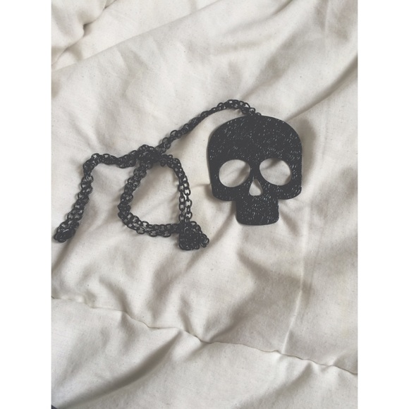 Black skull necklace