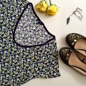 🍍Floral print gap tee. More pics coming soon!