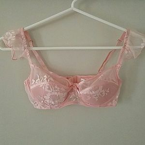 Fredericks pink laced bra