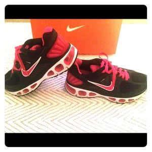 WOMENS NIKES SIZE 7 WORN 5 X