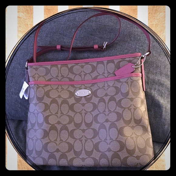 Coach Handbags - 💲Coach Crossbody file bag with Coach Tag