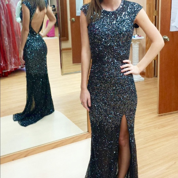 Dresses & Skirts - Black sequined prom dress