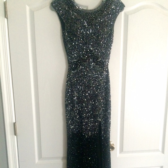 Black sequined prom dress - Picture 2 of 4
