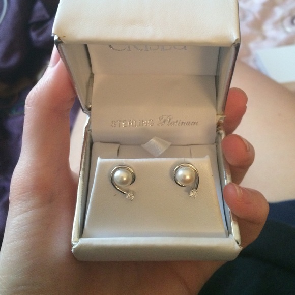 Crislu Accessories - Beautiful pearl detailed earrings