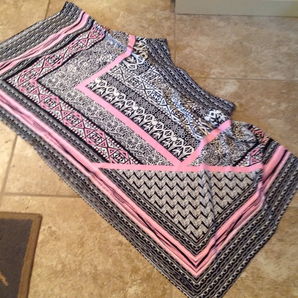 SOLD IN 1/2 off BUNDLEPretty handkerchief skirt - Picture 3 of 4