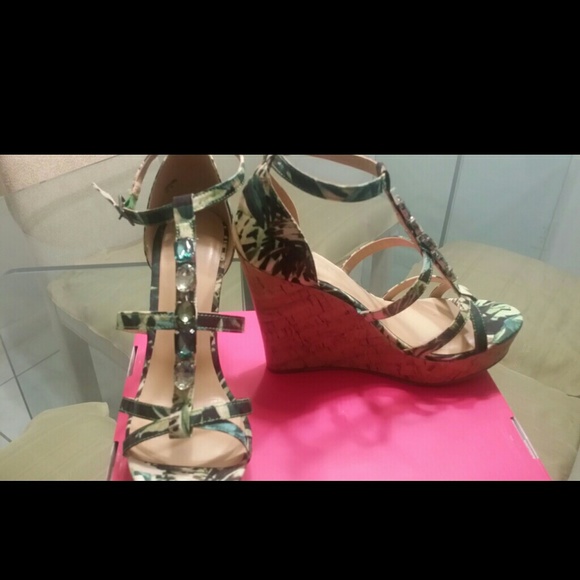 Beautiful sandals - Picture 1 of 4