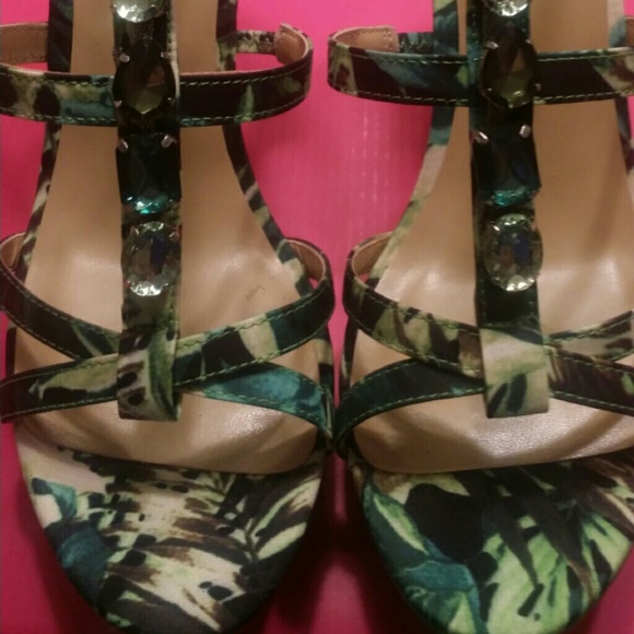 Beautiful sandals - Picture 2 of 4