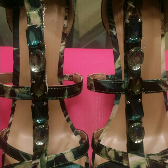 Beautiful sandals - Picture 3 of 4