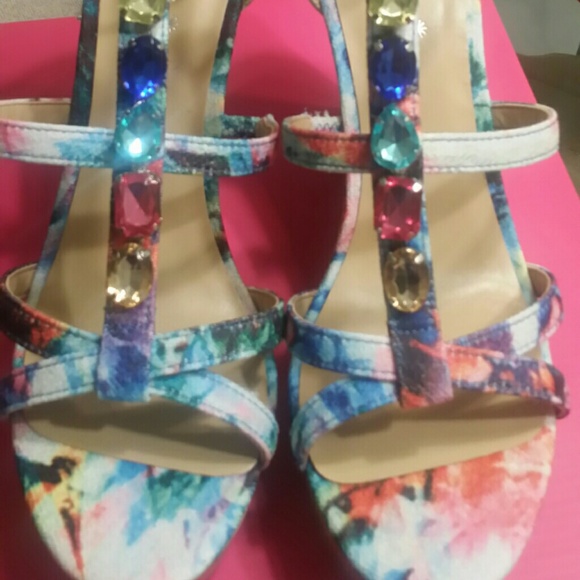 Beautiful sandals - Picture 1 of 4