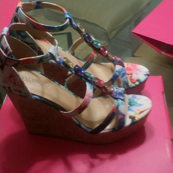 Beautiful sandals - Picture 2 of 4