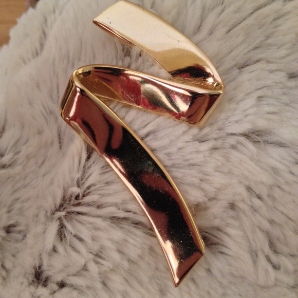 Goldtone Ribbon Pin