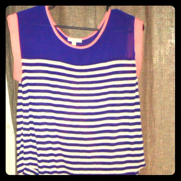 **SOLD** Cute top!
