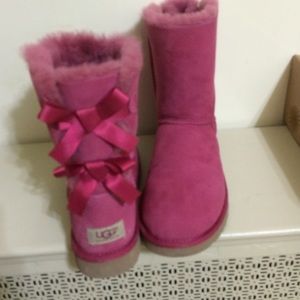 BRAND NEW SHORT PINK BAILEY BOW BACK UGGS IN PINK
