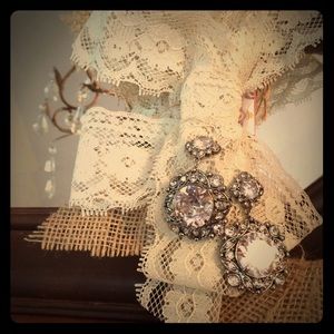 Stunning rhinestone drop earrings.