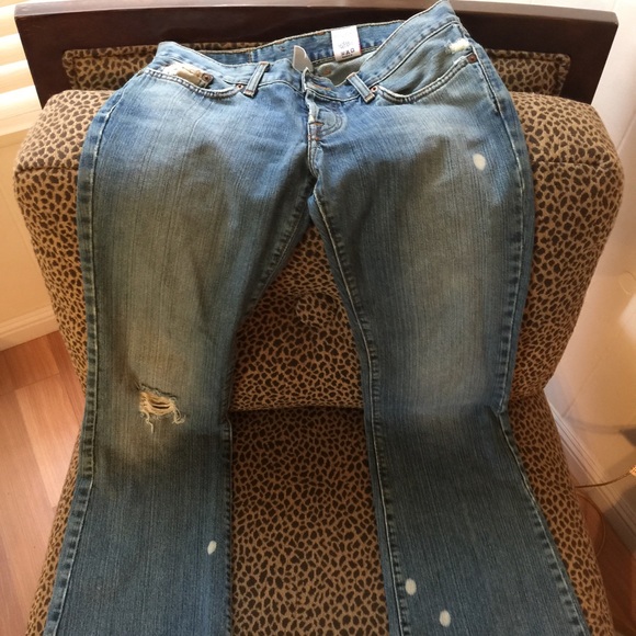 Lucky Brand Denim - Cute designer distressed jeans 🌻