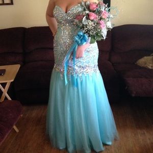 GORGEOUS PROM GOWN!!